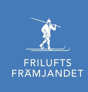 Logotyp för Friluftsfrämjandet med en vit illustration av en skidåkare i vinterkläder som bär en stav över axeln, mot en blå bakgrund.